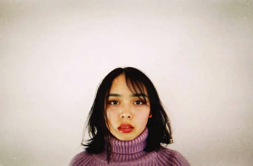 Remove the thing from her face